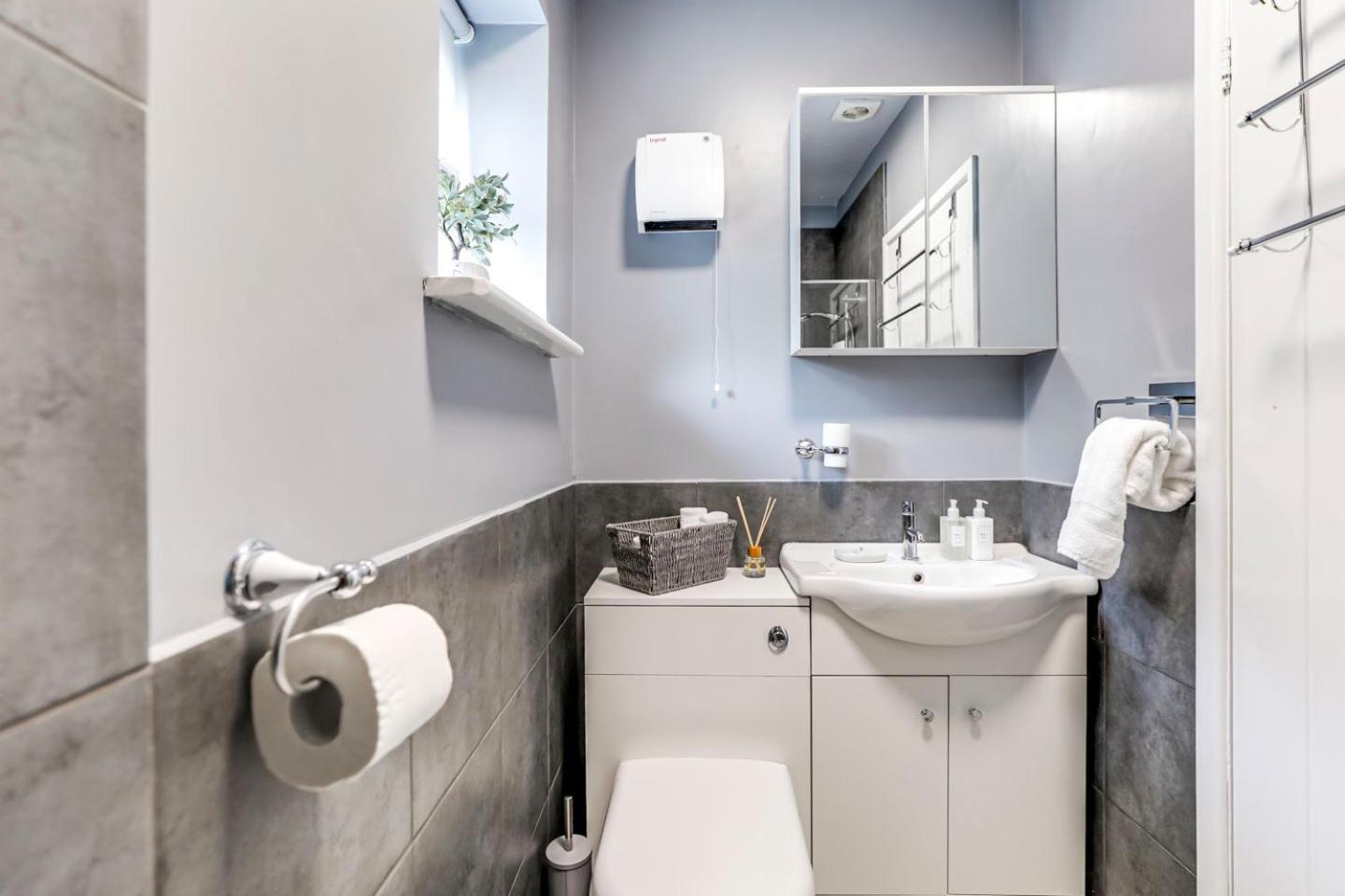 Apartment Stunning Garden Flat, Free Parking, Minutes From Harry Potter